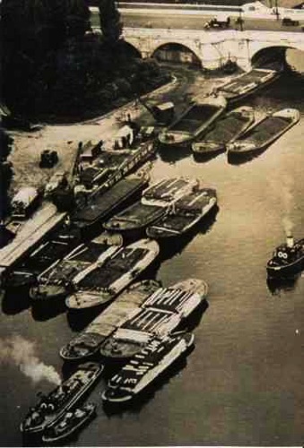 Coal being delivered to the wharf upstream of Kingston Bridge in the 1920’s en route to the Hampton Court Gas Works on Sandy Lane. 