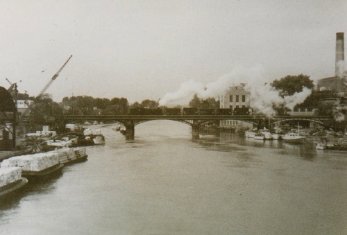 Built in 1863 to a design previously used for the 1848 Richmond Railway Bridge. The cast iron structure of both bridges was faithfully replicated when they were rebuilt in steel in 1908.