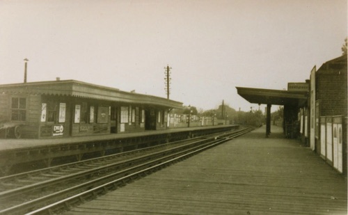 Looking up the line towards Kingston Station. The up platform had waiting rooms